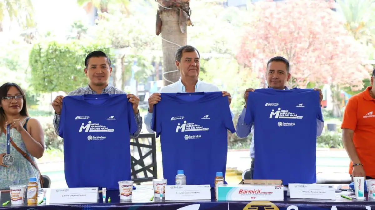 Presenta Mundo Tlatehui playera y medalla oficial del Medio Maratón del Día del Papá 2023