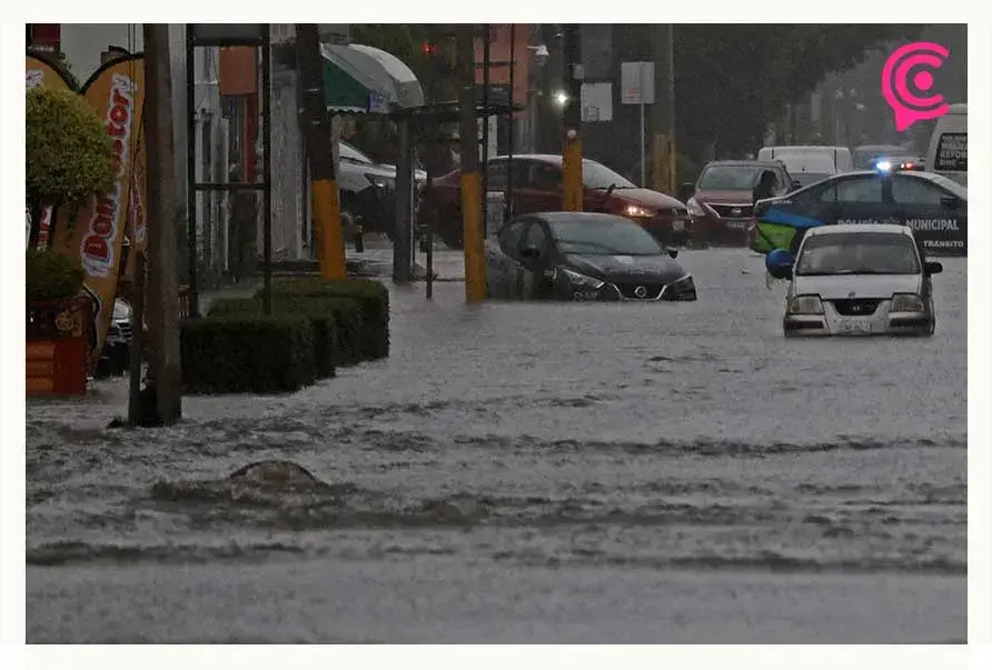 Lluvias dejan carros varados y bajo el agua en Puebla