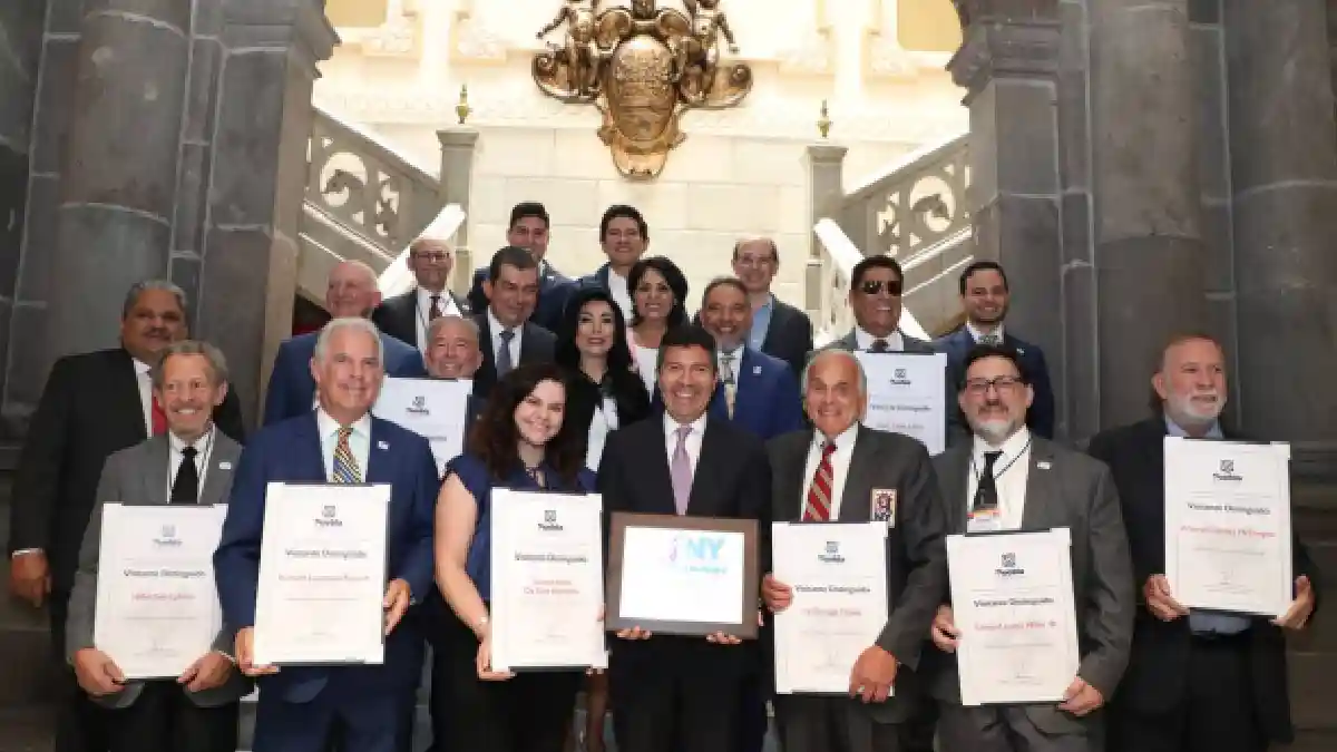 Ayuntamiento de Puebla reconoce a médicos especialistas como visitantes distinguidos