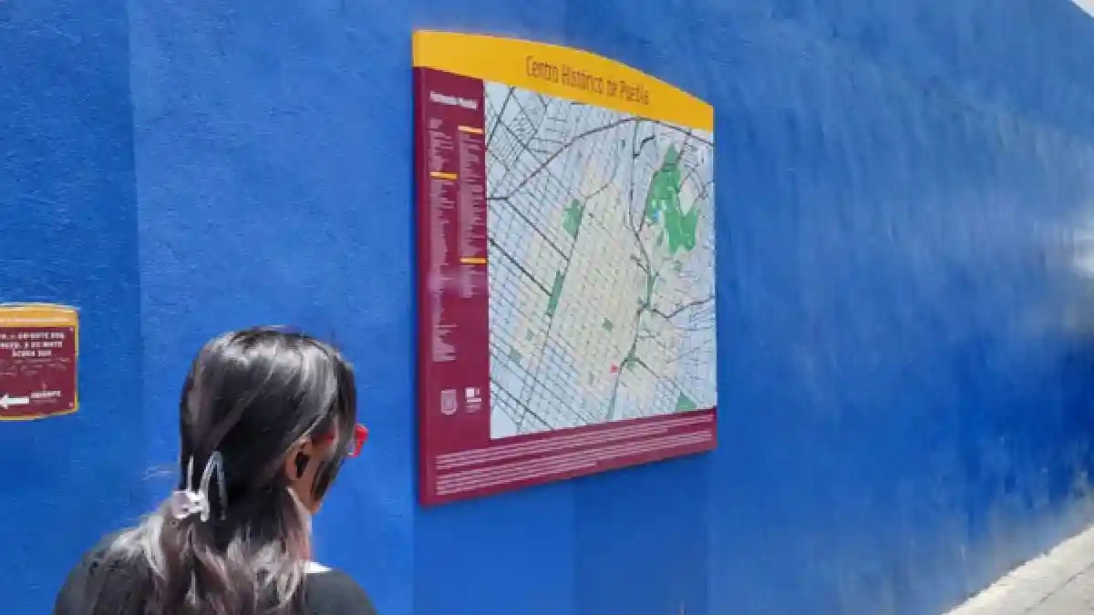 Gobierno Municipal continúa el mantenimiento y colocación de nueva señalética en Centro Histórico de Puebla
