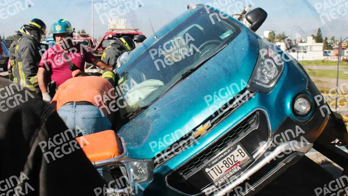 Invasión de carriles en Periférico de Puebla provocó un choque múltiple, hay 5 heridos 