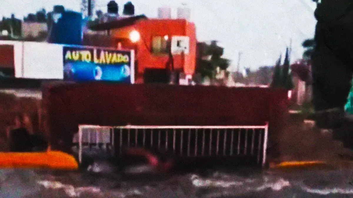 ¡Un héroe! Reportero evita que hombre se ahogue en una alcantarilla de Atlixco