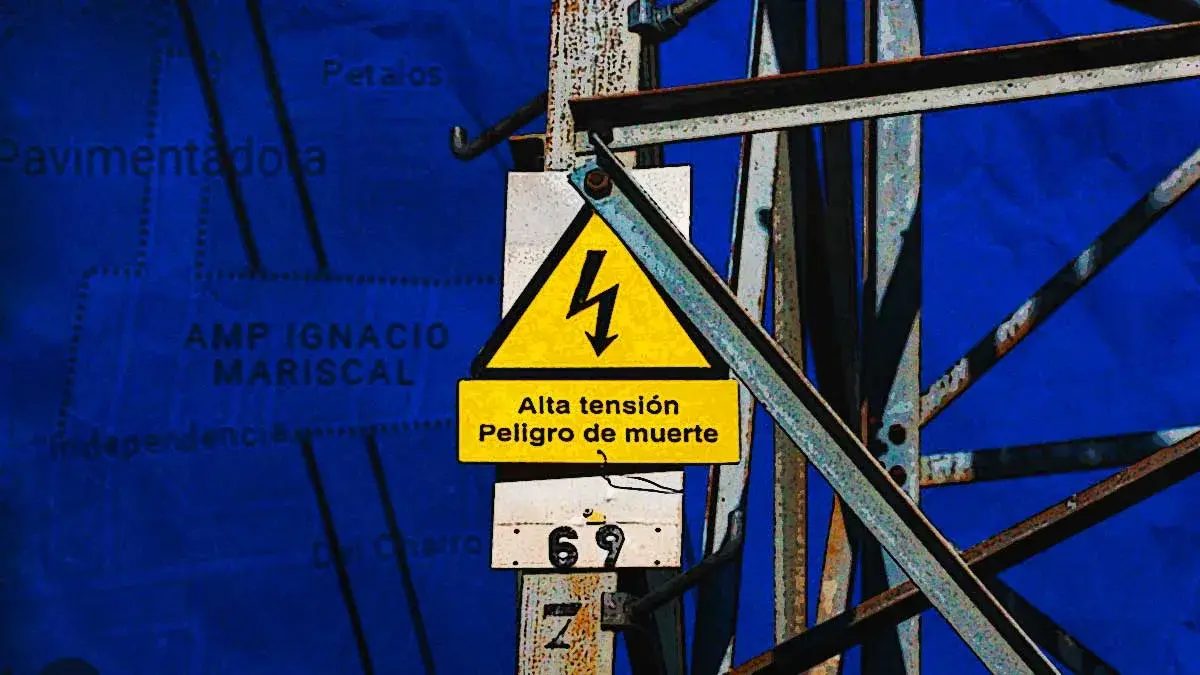 Hombre murió electrocutado al subir a una torre de alta tensión en Puebla.