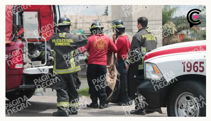 Falla mecánica ocasionó incendio de camioneta con pollos en Puebla, terminó calcinada