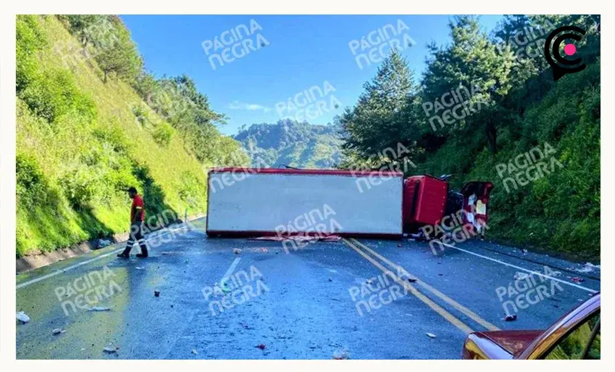 Choque provocó volcadura en Huauchinango; hay un muerto y cuatro heridos.