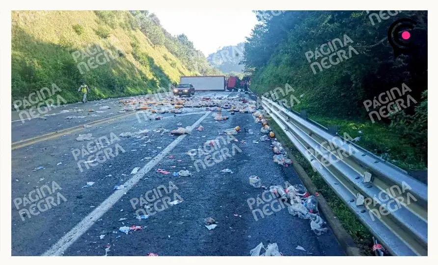Choque provocó volcadura en Huauchinango; hay un muerto y cuatro heridos.