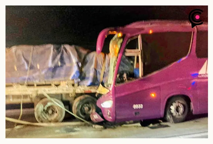 Choca autobús ADO en la autopista Puebla-Orizaba; hay 25 lesionados.