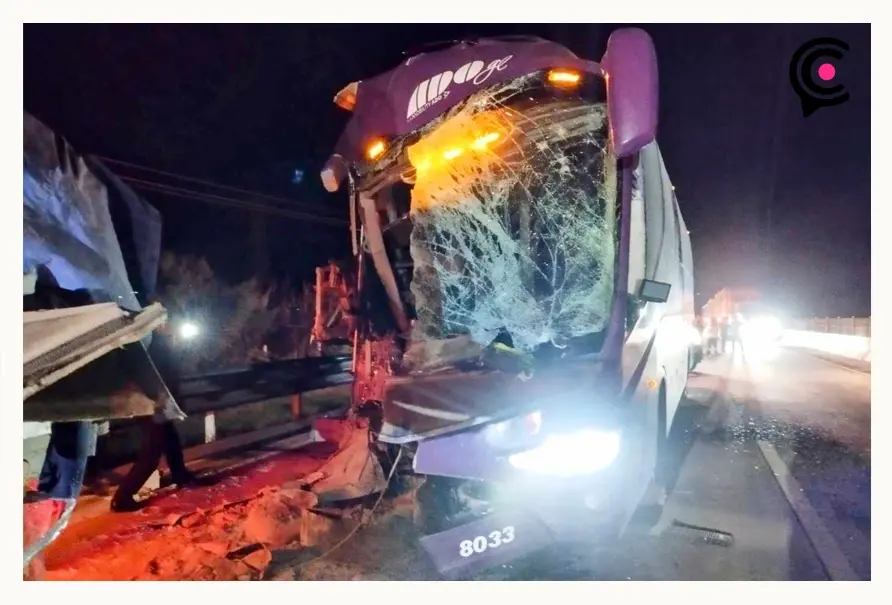 Choca autobús ADO en la autopista Puebla-Orizaba; hay 25 lesionados.