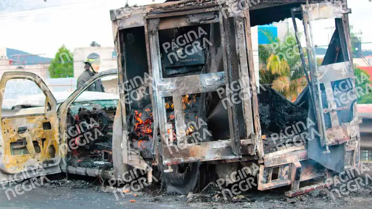 Falla mecánica ocasionó incendio de camioneta con pollos en Puebla, terminó calcinada