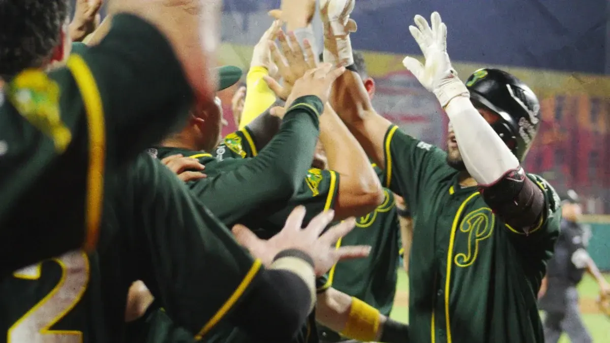 Pericos viene de atrás y vence al Águila de Veracruz; toma ventaja en la serie.