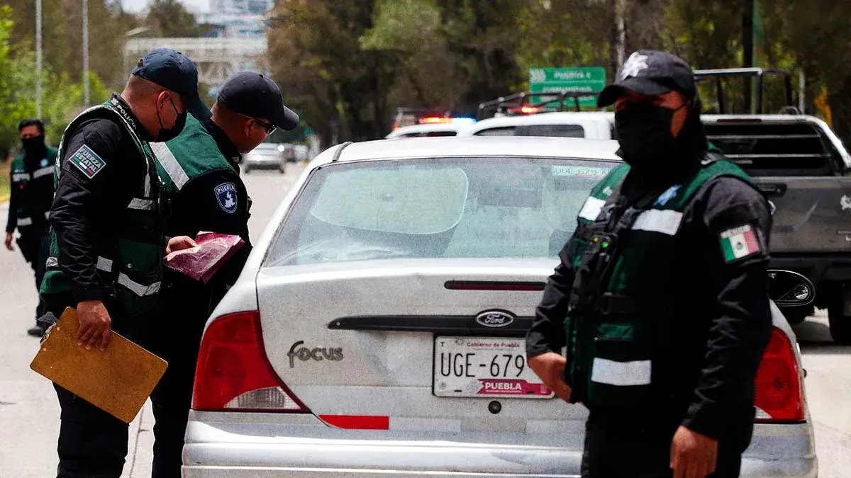 Policía Estatal de Caminos emite 75 infracciones contra poblanos por no verificar
