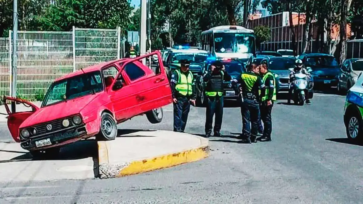 Tras persecución y choque, policías municipales detuvieron a dos sujetos en Puebla.