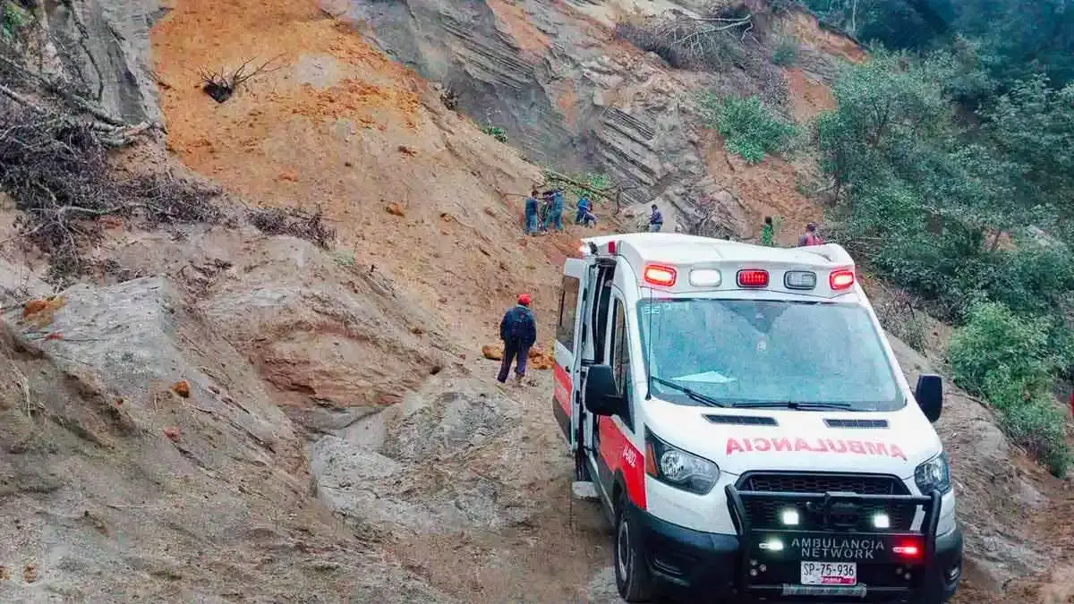 Tres hombres fueron sepultados por un alud en Tlatlauquitepec
