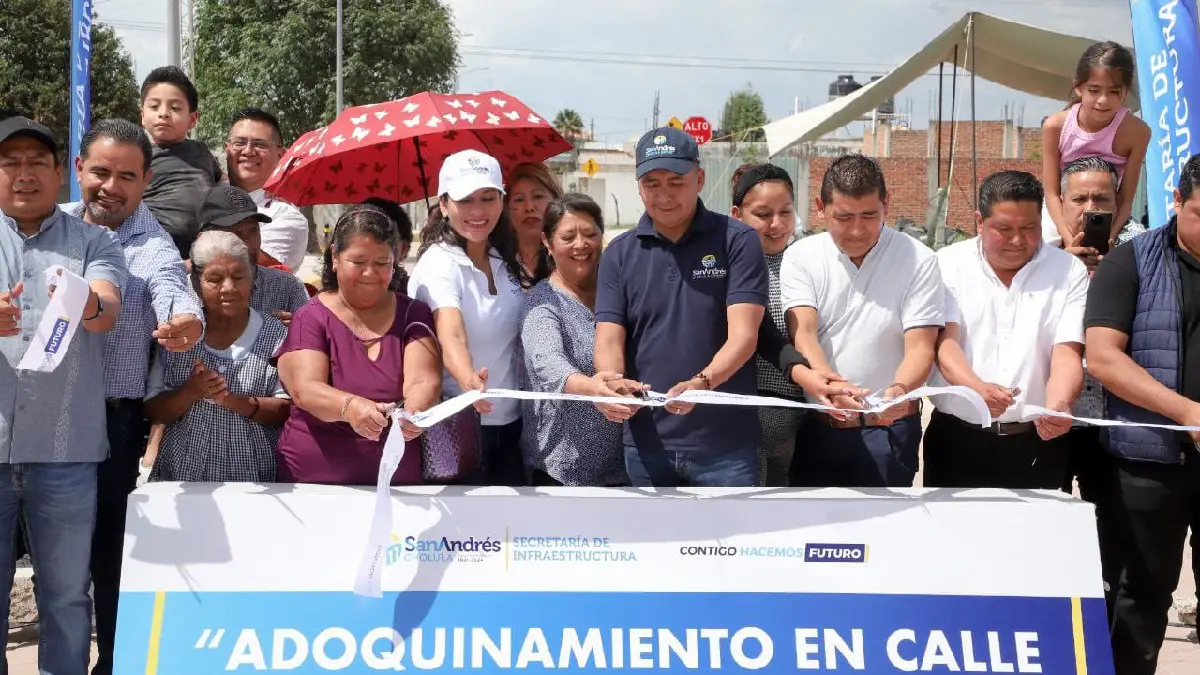 Entrega Mundo Tlatehui adoquinamiento de la calle Vicente Fox en San Rafael Comac